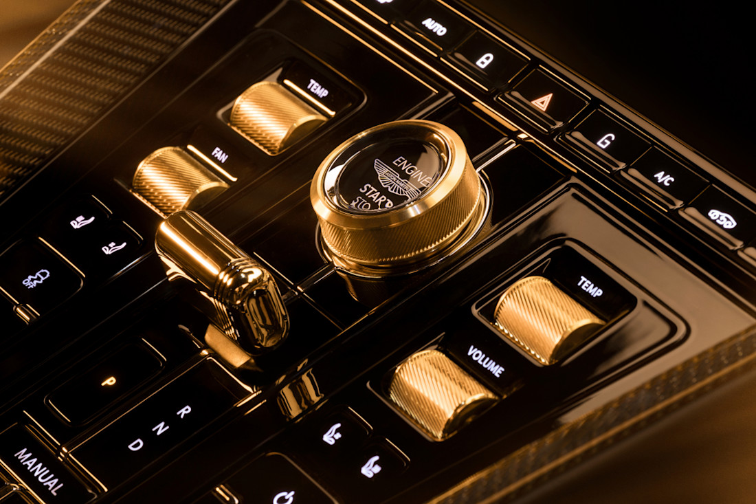 Aston-Martin-DB12-Goldfinger-Edition (12).jpg
