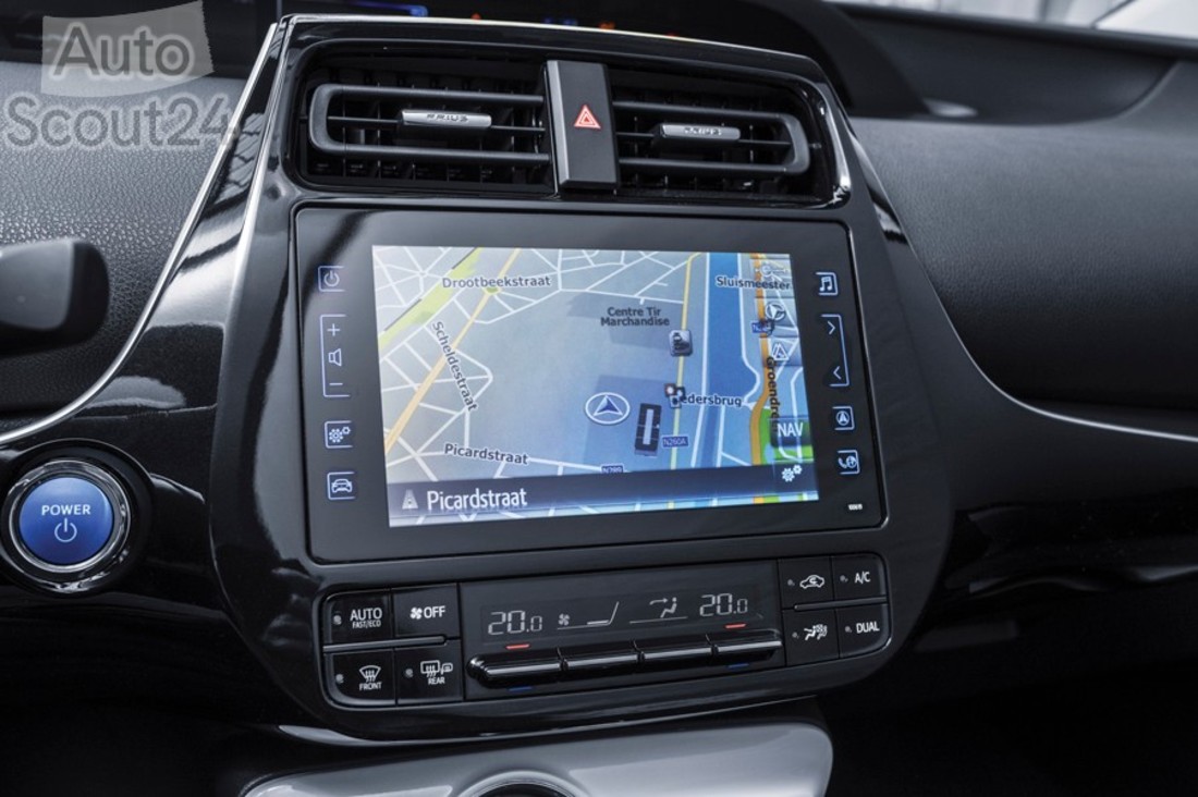 Toyota Prius PHEV (11).jpg