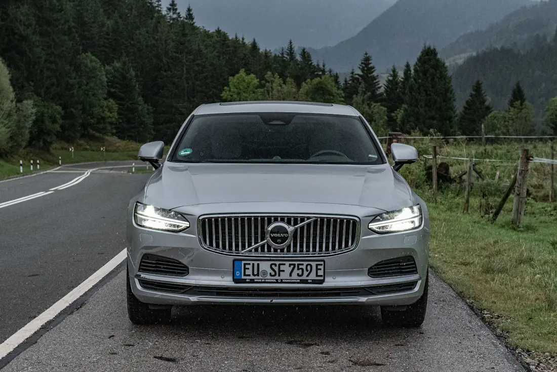 FrontVolvo-S90-2023-Hero