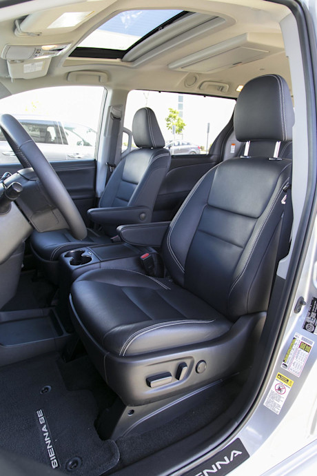 Editorial 2015 toyota sienna se v6 8 passenger fwd jw 04