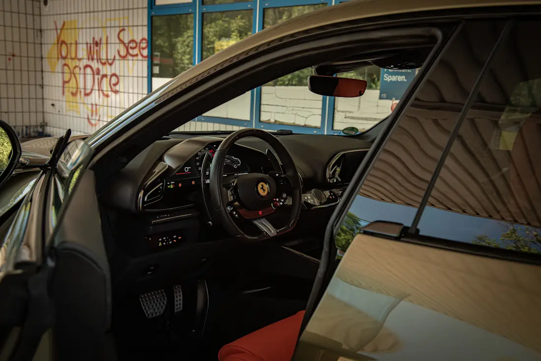 ferrari-purosangue-cockpit-tankstelle