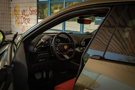 ferrari-purosangue-cockpit-tankstelle