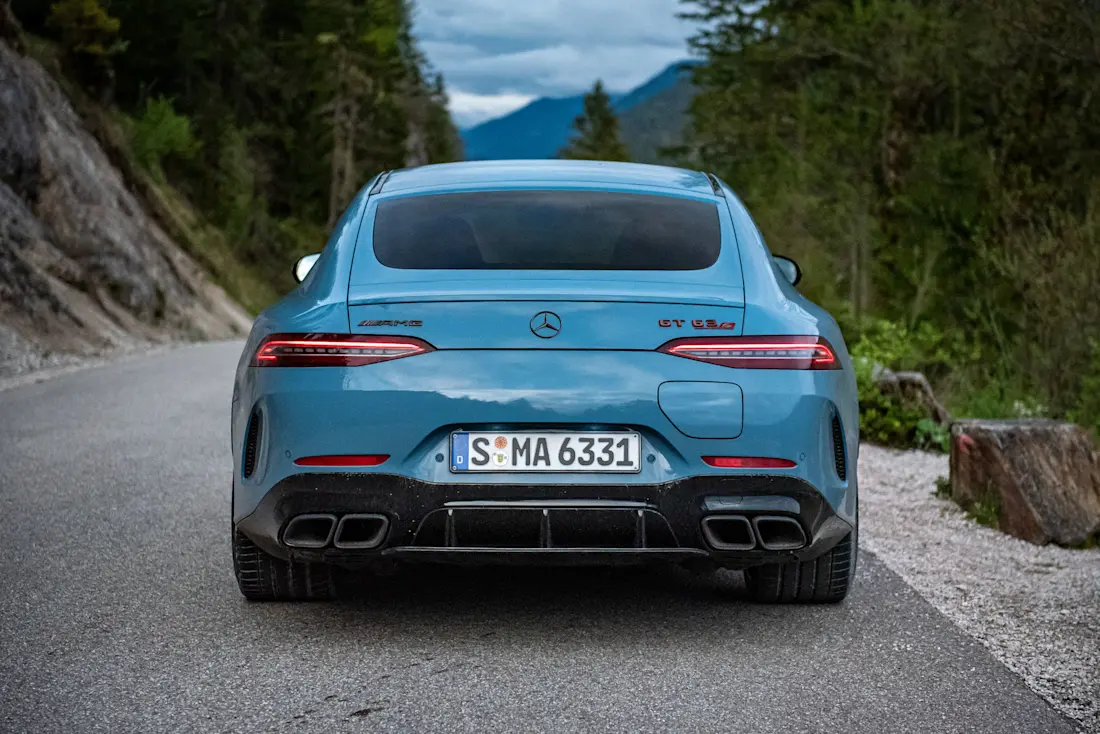 Ab 80 km/h fährt der Heckspoiler des GT 4-Türer aus. Rechts neben dem Kennzeichen befindet sich die Ladeöffnung für das Hybrid-System.  Ab 80 km/h fährt der Heckspoiler des GT 4-Türer aus. Rechts neben dem Kennzeichen befindet sich die Ladeöffnung für das Hybrid-System.