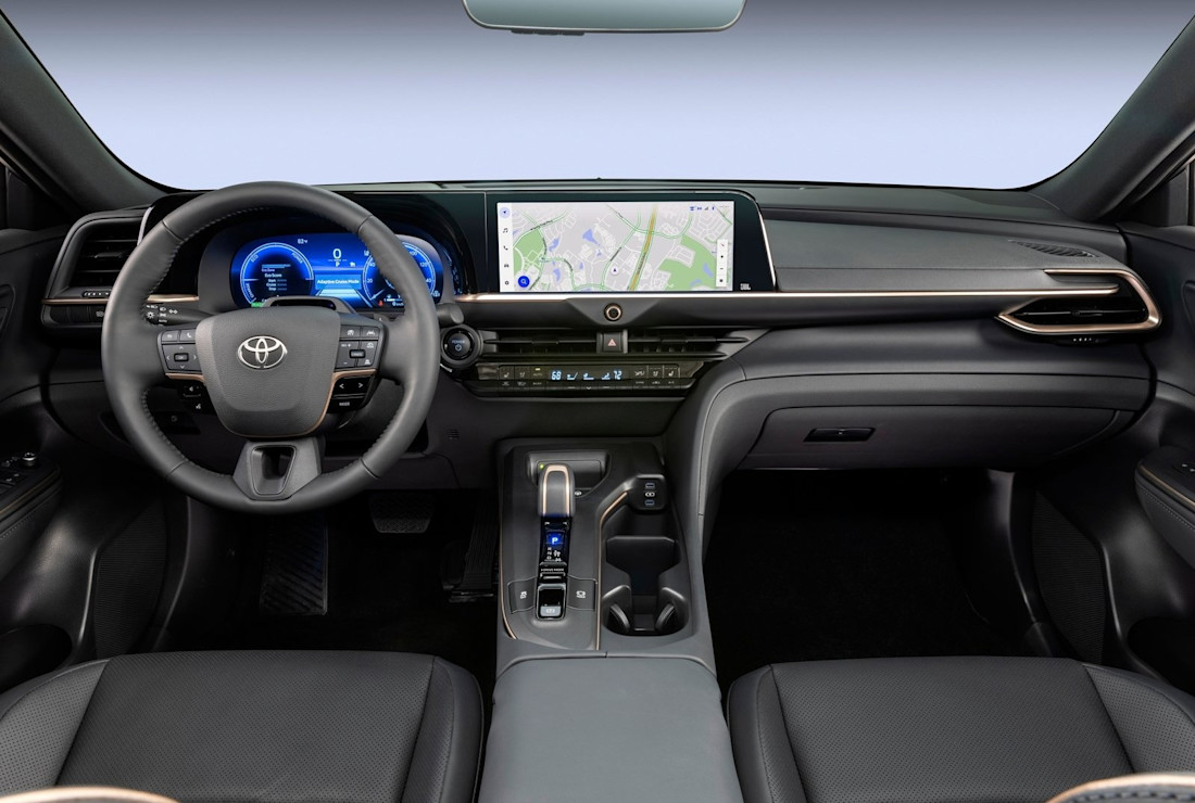 toyota-crown-interior