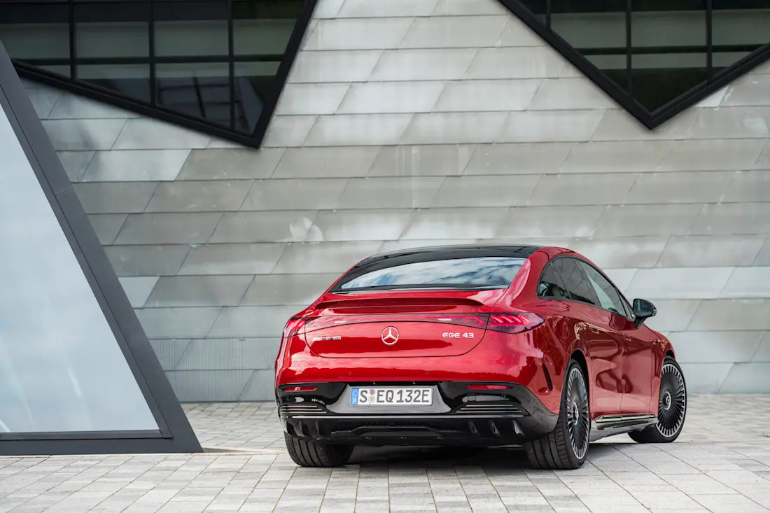 Mercedes-AMG EQE 43 (2022) statisch, achteraanzicht Mercedes-AMG EQE 43 (2022) statisch, achteraanzicht