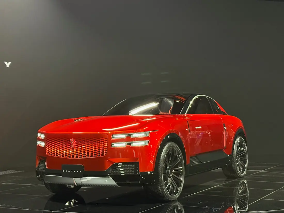  Steckt hier ein neu entwickelter V12 unter der Haube? Glaubt man den Gerüchten auf der Messe, soll genau das der Fall sein.