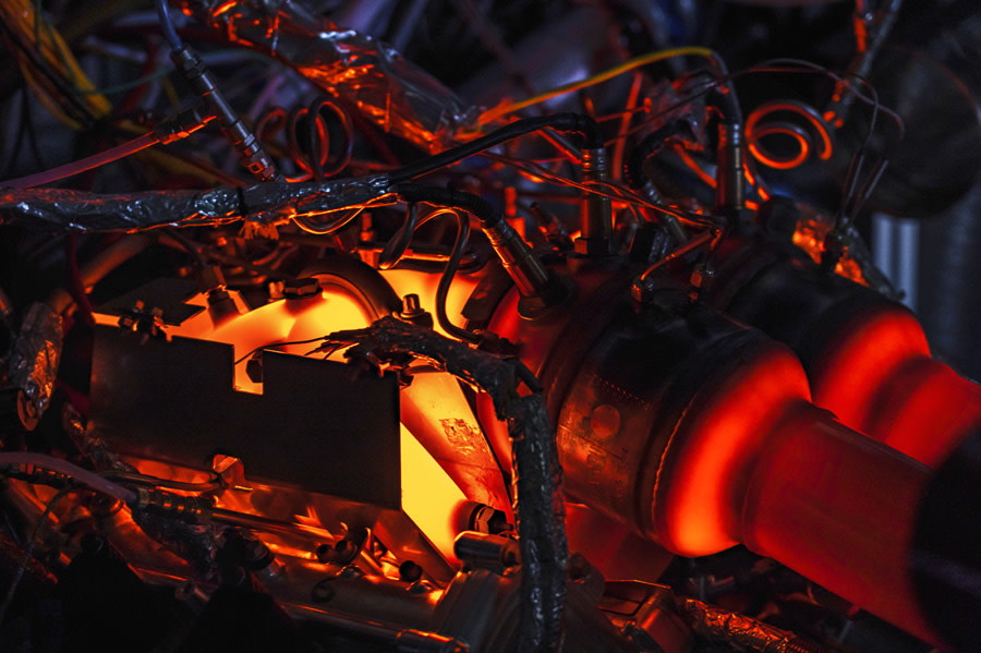 New_Aston_Martin_V6_Engine_9-jpg.jpg