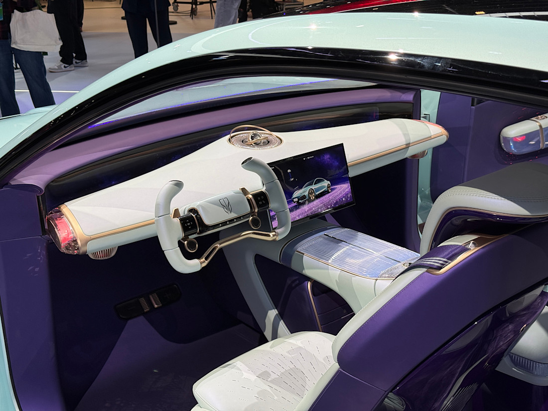Hongqi interior.jpg