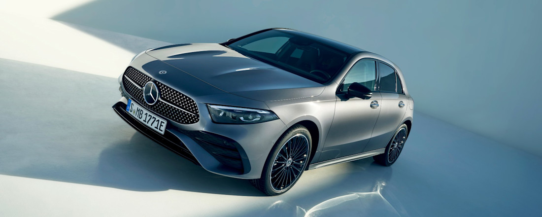 Classe A 2023: restyling per l'entry luxury della Stella.