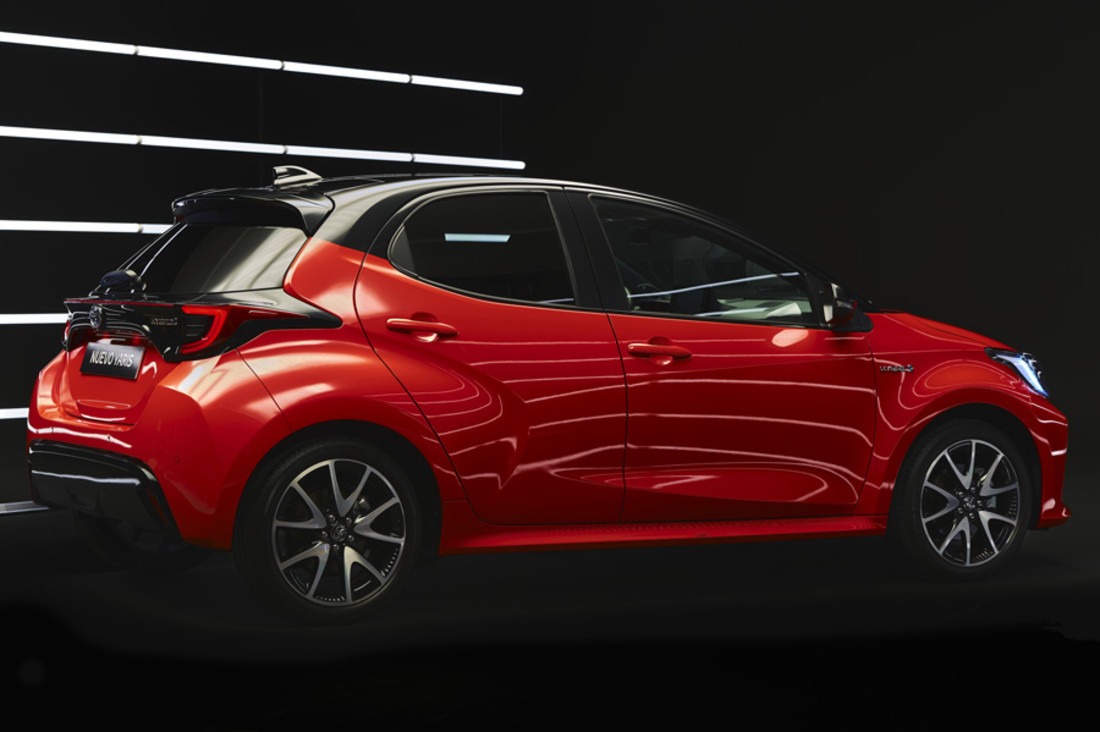 toyota-yaris-hybrid (3).jpg