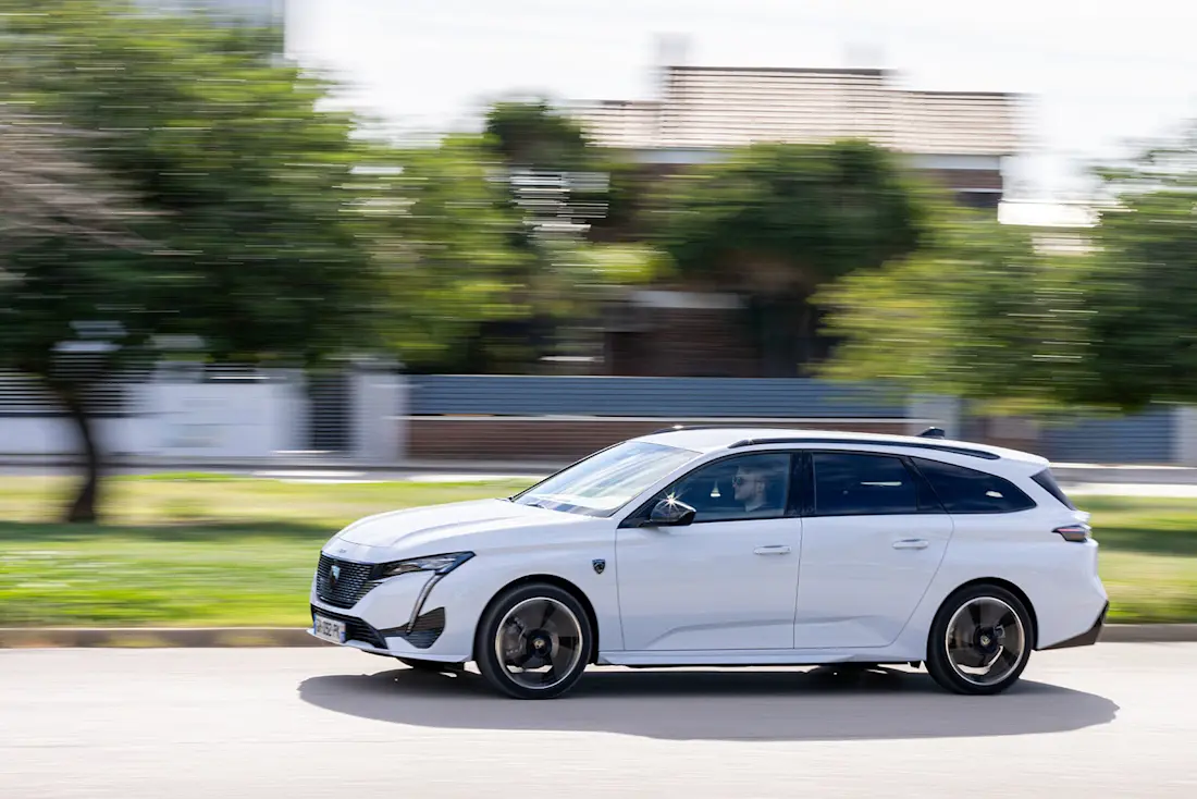 Trotz einer überschaubaren Spitzenleistung von 115 kW/156 und einem Gewicht von rund 1,8 Tonnen, lässt sich der Peugeot E-308 SW recht dynamisch durch Kurven zirkeln.  Trotz einer überschaubaren Spitzenleistung von 115 kW/156 und einem Gewicht von rund 1,8 Tonnen, lässt sich der Peugeot E-308 SW recht dynamisch durch Kurven zirkeln.