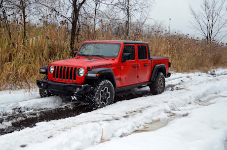 Chevrolet Colorado ZR2 Bison 2020 vs Jeep Gladiator Rubicon 2020 : match comparatif Image