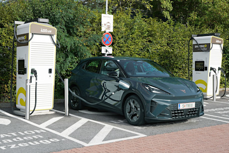 15 cupra-raval-endurance-2026-ladestation-front-schraeg