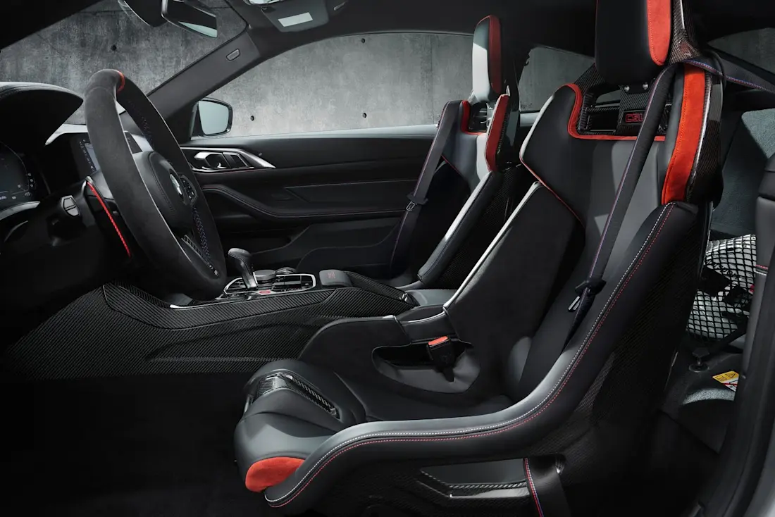 Fett aufgetragen - auch im Innenraum. Carbon-Vollschalensitze, der Mitteltunnel ebenfalls aus Kohlefaser und keine Rücksitze. Der M4 CSL ist konsequent auf den Rennstreckeneinsatz ausgelegt.  Fett aufgetragen - auch im Innenraum. Carbon-Vollschalensitze, der Mitteltunnel ebenfalls aus Kohlefaser und keine Rücksitze. Der M4 CSL ist konsequent auf den Rennstreckeneinsatz ausgelegt.