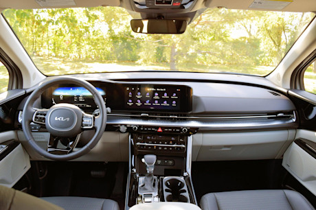 Editorial 2024 kia carnival sx td 240216 21 sha