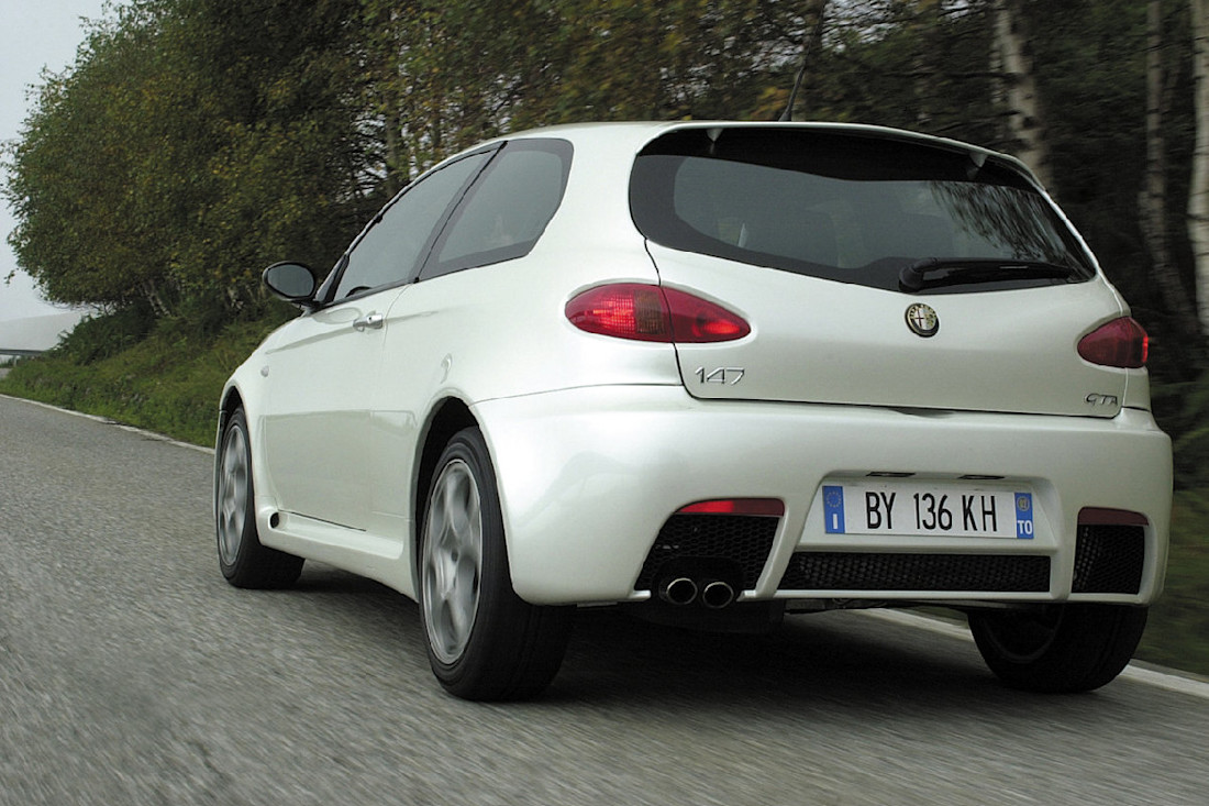 Alfa_Romeo-147_GTA-2002-1280-6565bc83b66d733739757b4382cc61c8b4.jpg
