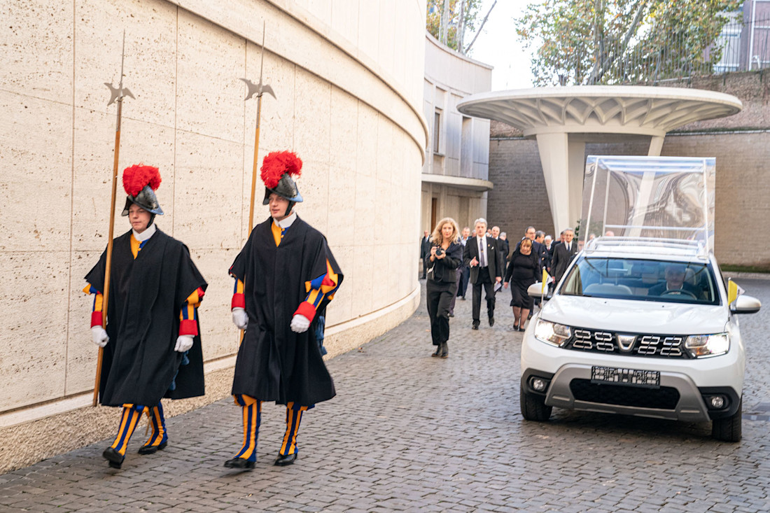 GROUPE-RENAULT-DELIVERS-AN-EXCLUSIVE-DACIA-TO-POPE-FRANCIS-(2).jpg