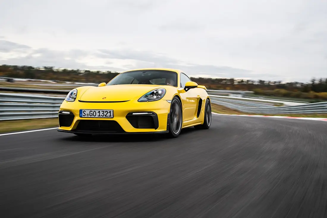 Porsche 718 Cayman GT4 (2022) rijdend, vooraanzicht