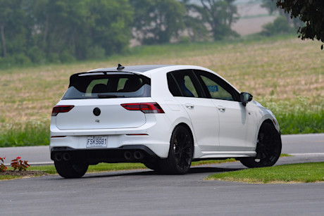 Toyota GR Corolla vs Volkswagen Golf R : match comparatif Body Image