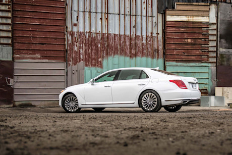 Editorial 2017 genesis g90 33t 04 bm