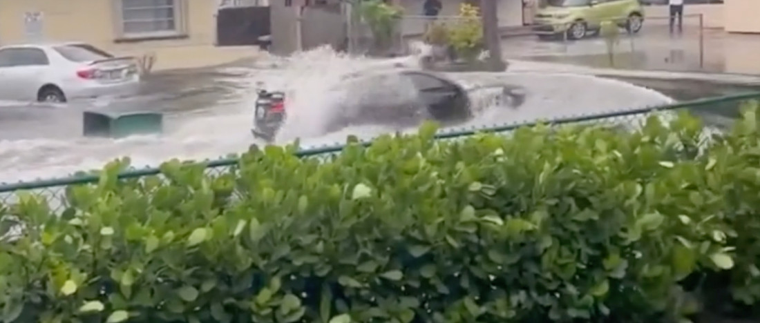 Vidéo : une Corvette se fraye un chemin dans une rue inondée