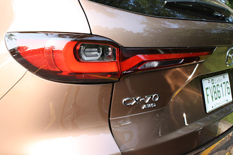Match comparatif des VUS intermédiaires hybrides rechargeables, Édition 2024: Mazda CX-90 PHEV 2024 vs Mazda CX-70 PHEV 2025 Image