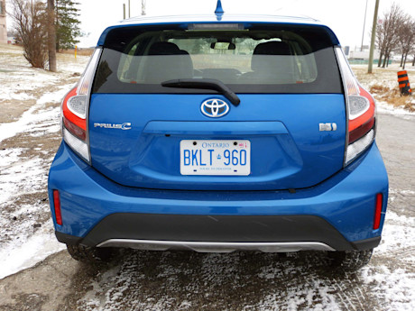 Editorial 2018 toyota prius c technology 06 jb