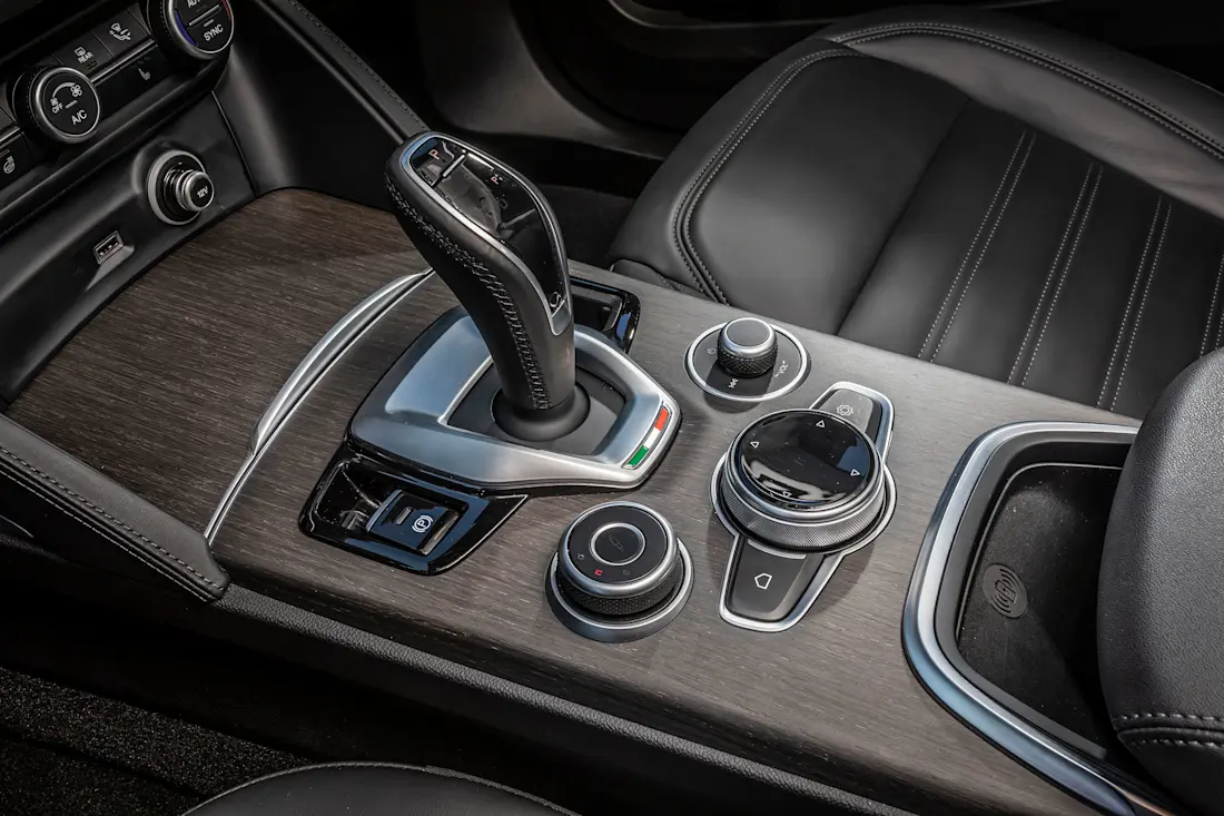 Alfa-Romeo-Stelvio-2022-Center Alfa-Romeo-Stelvio-2022-Center