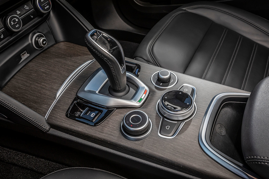 Alfa-Romeo-Stelvio-2022-Center