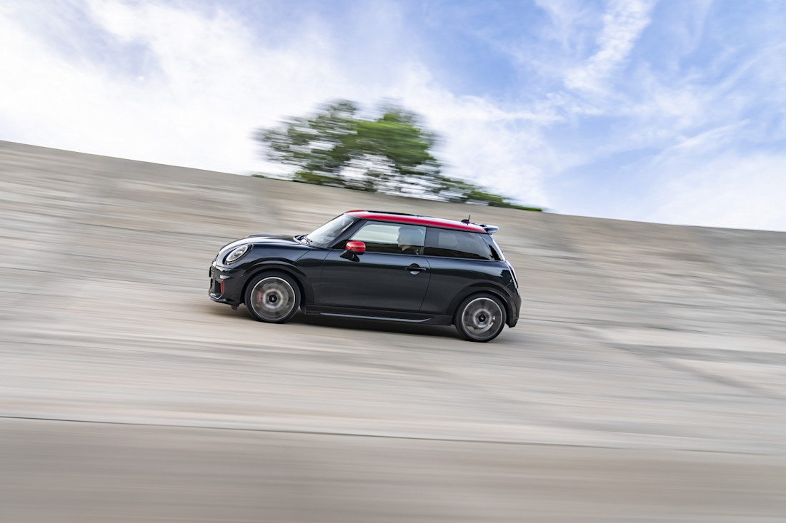 met-de-nieuwe-mini-john-cooper-works-2025-rijd-je-de-elektrische-versie-uit-je-binnenspiegel-2024-02.jpg