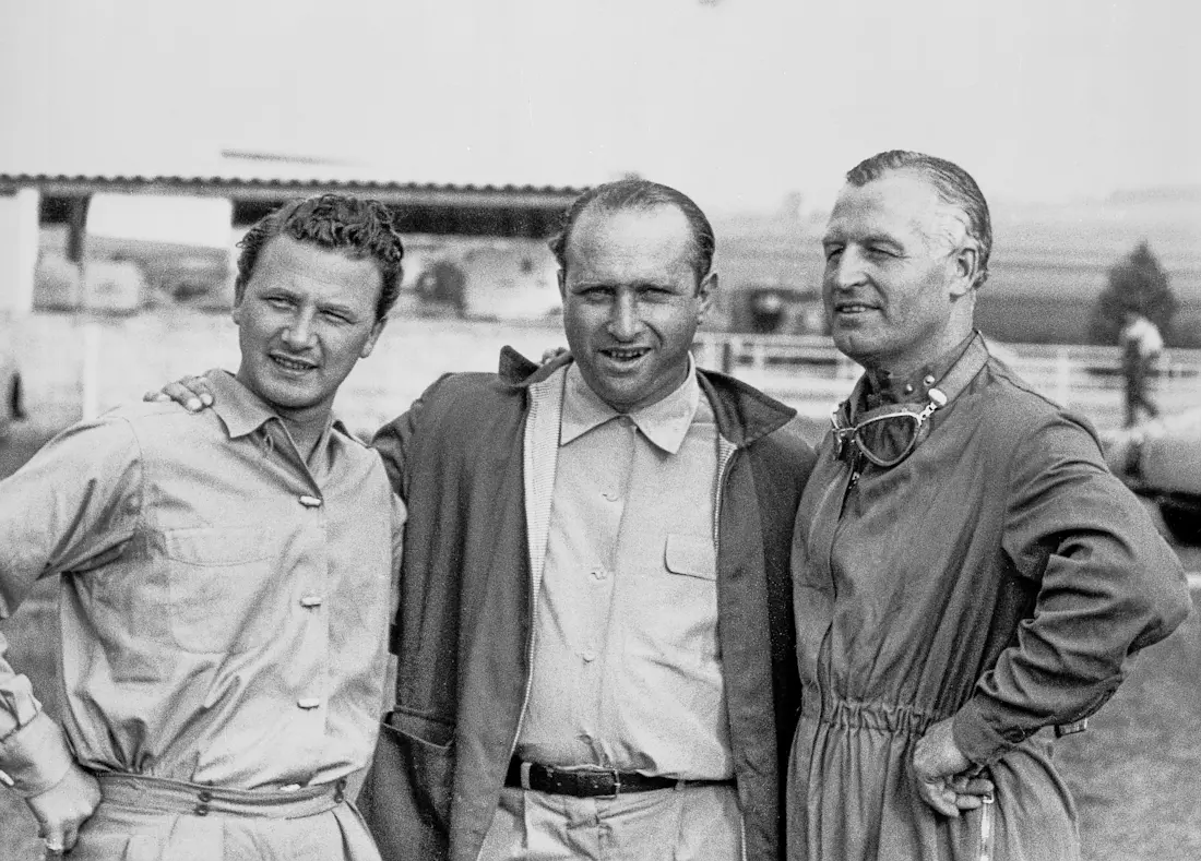 De izquierda a derecha: Hans Herrmann, Juan Manuel Fangio y Karl Kling