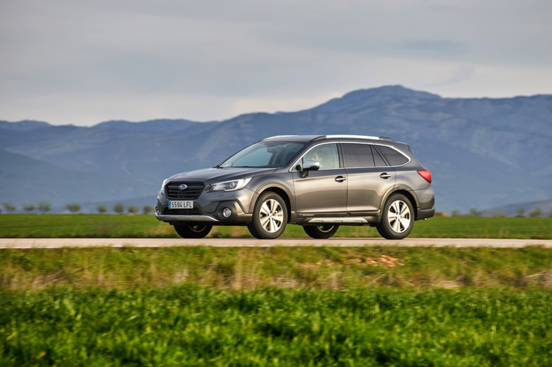 Subaru Outback Silver Edition (4).jpg