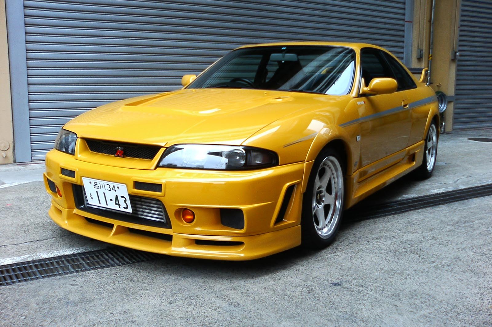 However, Nissan motorsports division (NISMO) soon fixed that problem. A specially tuned version called the Nismo 400R was quickly released, now with a 2.8L engine tuned up to 400 hp. Another 100 hp required little more than cranking up the boost a bit, and the 400R had the aerodynamics and brakes to handle the extra power.