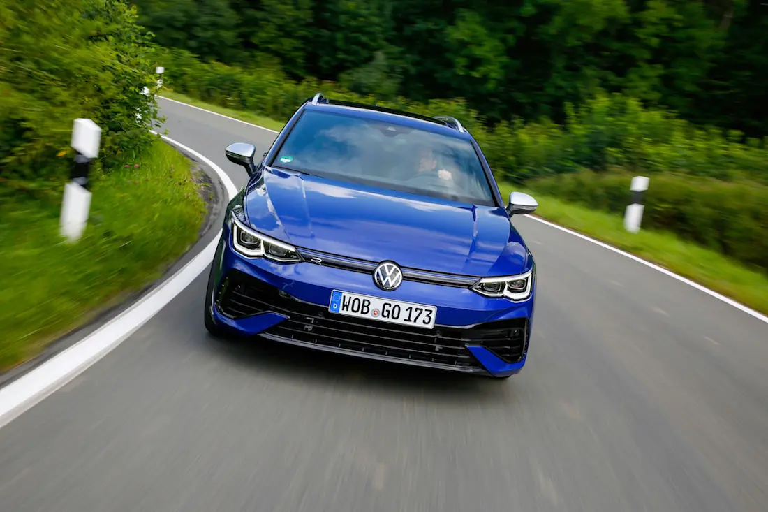 Volkswagen Golf R Variant (2022) rijdend, frontaal Volkswagen Golf R Variant (2022) rijdend, frontaal