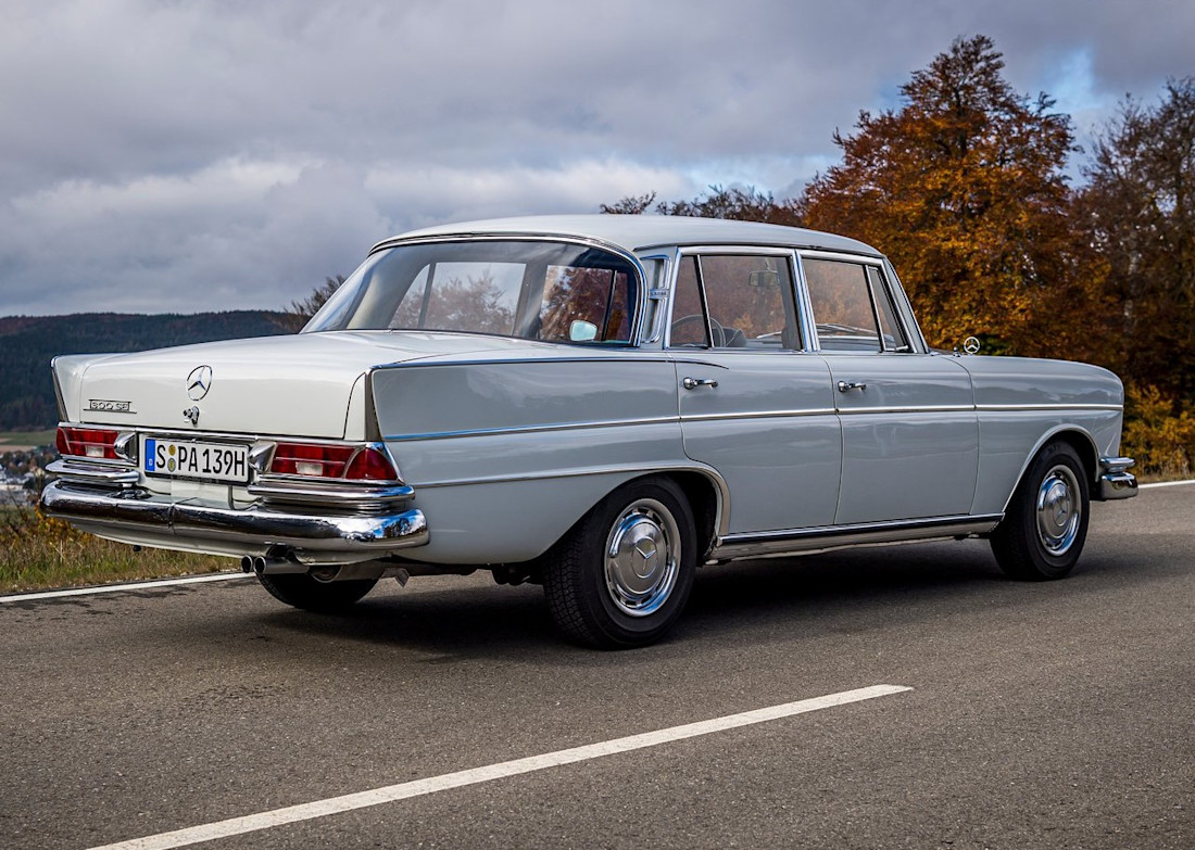 Mercedes-Benz-300_SE_W112