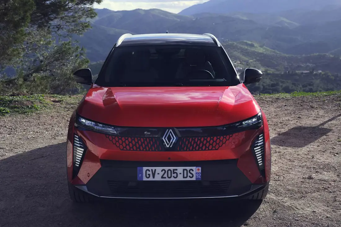 LED-Scheinwerfer gehören beim neuen Renault Scenic E-Tech Electric zum guten Ton. Kennzeichen der Vorderansicht ist der aufrechtstehende Renault Rhombus inmitten eines Mosaiks kleiner Rauten.  LED-Scheinwerfer gehören beim neuen Renault Scenic E-Tech Electric zum guten Ton. Kennzeichen der Vorderansicht ist der aufrechtstehende Renault Rhombus inmitten eines Mosaiks kleiner Rauten.