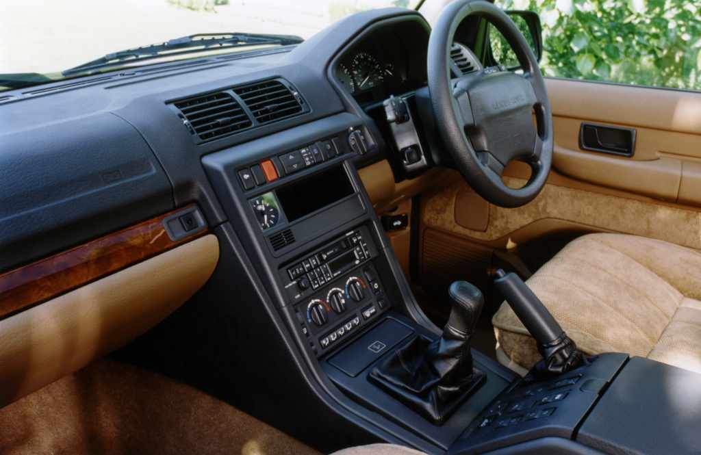 RR_P38a_4.0 V8_Interior_1994.jpg