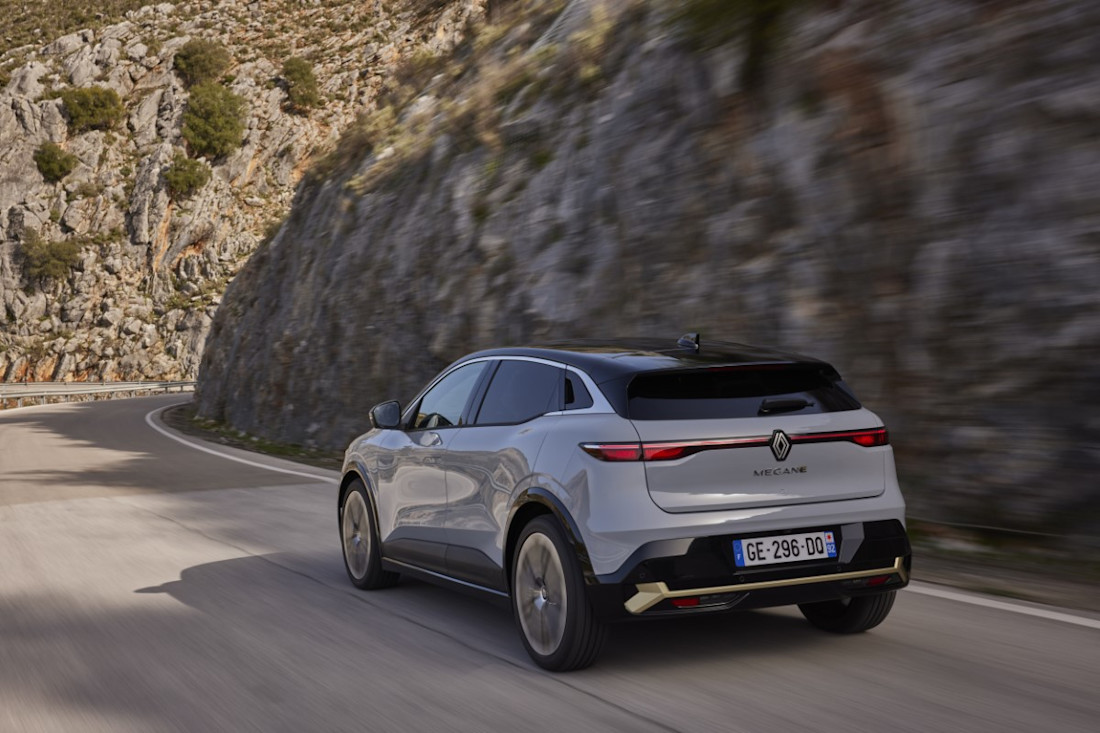 All-New_Renault_MEGANE_E-TECH_Electric_-_Iconic_Version_-_Rafale_Grey_-_Drive_tests(1)