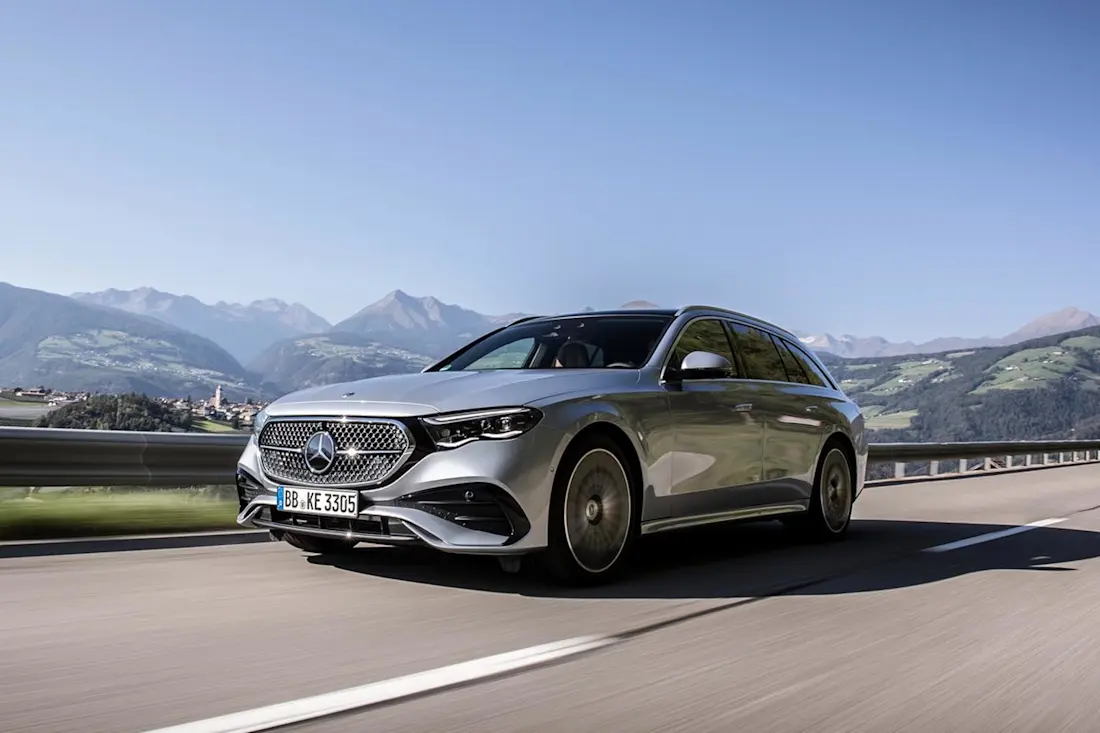  Neben Benzinern werden auch immer mehr Diesel elektrifiziert. Beim Mercedes E 450 d 4Matic sorgt die 48-Volt-Unterstützung für einen geringeren Verbrauch und zusätzliches Drehmoment vom Start weg.