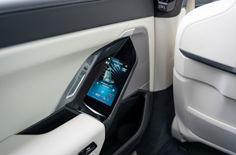 Editorial 2024 bmw 750e jw 17