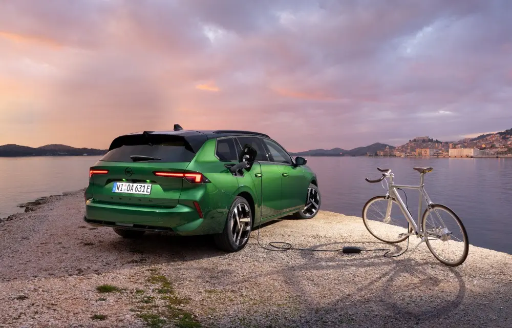 Opel-Astra-Sports-Tourer-Electric-ricarica