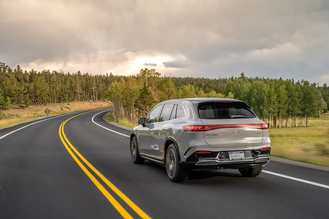 Mercedes EQS SUV (2023) rijdend, achteraanzicht Mercedes EQS SUV (2023) rijdend, achteraanzicht
