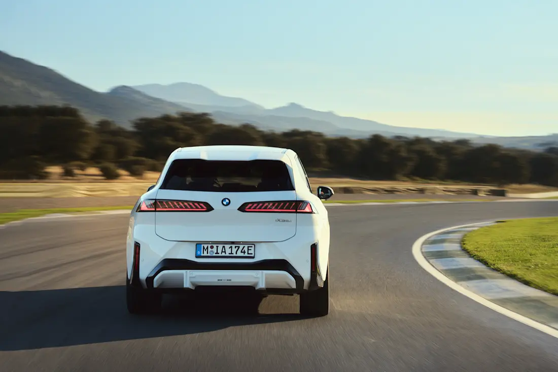 bmw-ix3-2025-heck-rennstrecke