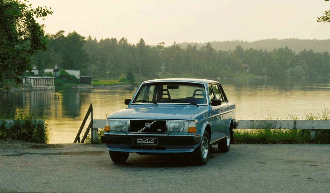 7hBeoEAhdRe2oYKHoa5iRx-9a9e0b73c0e63a47072940596cd92b1c-volvo-244-front-1100