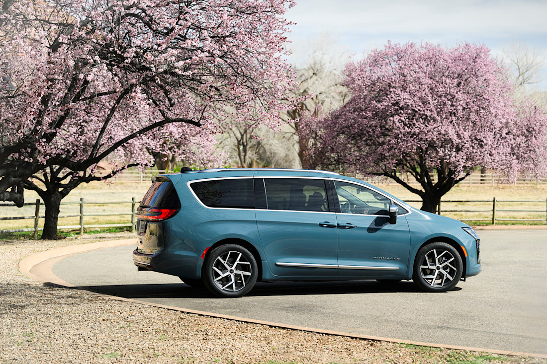 2027 Chrysler Pacifica - NF - Chrysler - 260401 - 9.jpg