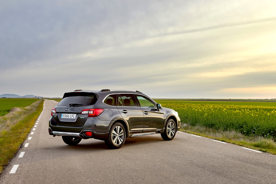 Subaru Outback Silver Edition (3).jpg