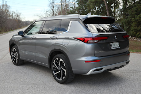 Editorial 2024 mitsubishi outlander phev gt premium 48