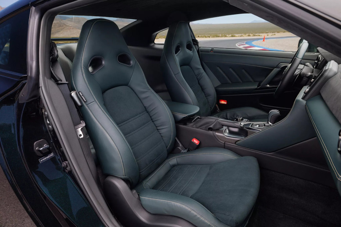 Nissan-GT-R-Specials-2024-interior (2).jpg