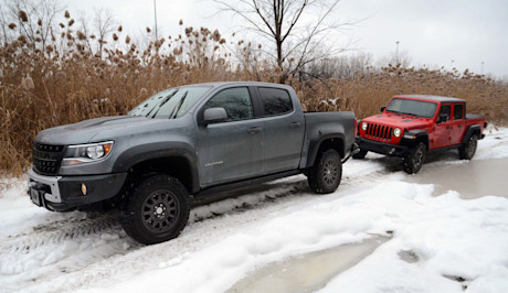 Chevrolet Colorado ZR2 Bison 2020 vs Jeep Gladiator Rubicon 2020 : match comparatif Image