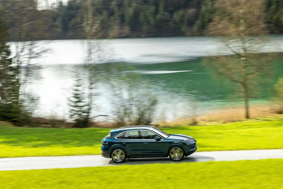 Bereits serienmäßig wird der Cayenne mit verstellbaren Dämpfern ausgeliefert. Wer darüber hinaus etwa noch eine Luftfederung oder die Hinterachslenkung haben will, muss tief in die Tasche greifen.  Bereits serienmäßig wird der Cayenne mit verstellbaren Dämpfern ausgeliefert. Wer darüber hinaus etwa noch eine Luftfederung oder die Hinterachslenkung haben will, muss tief in die Tasche greifen.
